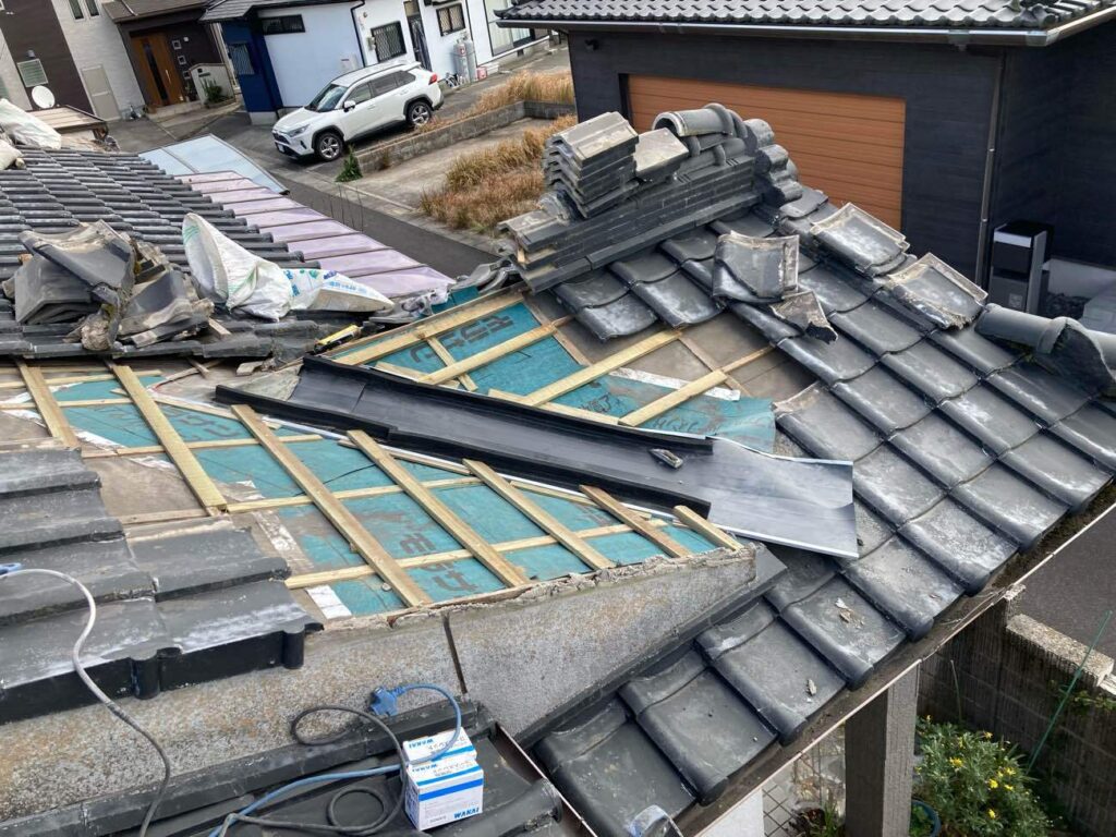 劣化した谷板金を交換するにあたり、下地から新しくすることで防水性を高め、雨漏りなどが起きないようにします。