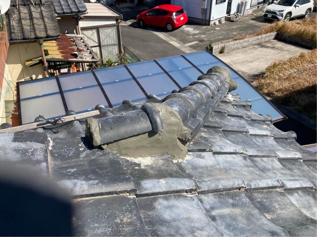 瓦をしっかりと建物本体に固定できるよう、弊社では新築はもちろん、補修工事においてもガイドライン工法に則って施工しています。
これにより、地震や強風による被害を軽減することができます。
