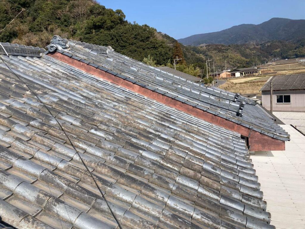 平瓦と丸瓦を組み合わせた本葺きのセメント瓦。T様は、当初は塗装工事をご検討されていらっしゃいました。