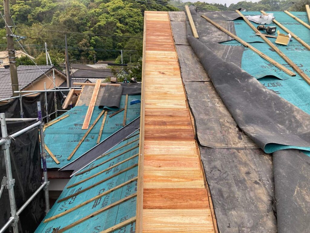 屋根の端にあった装飾瓦は取り除き、形状をすっきりとシンプルに改修することで、下地も軽量化を図りました。