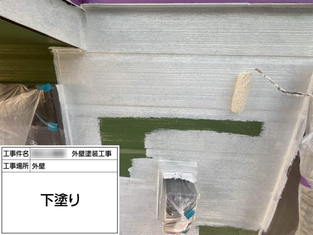 日本ペイント「パーフェクトシリーズ」の下塗り専用塗料を使用し、上塗り塗料との密着力を高めます。吸い込みムラを防ぐ効果もあり、塗装の仕上がりを良くしてくれます。