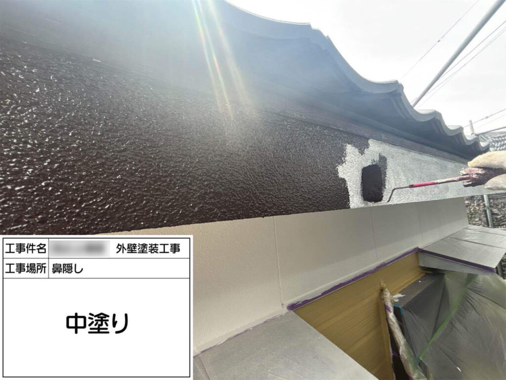 破風や付帯部などにも下塗り（白い塗料の部分）を施したあと、付帯部に適した上塗り塗料を重ね塗りして仕上げます。