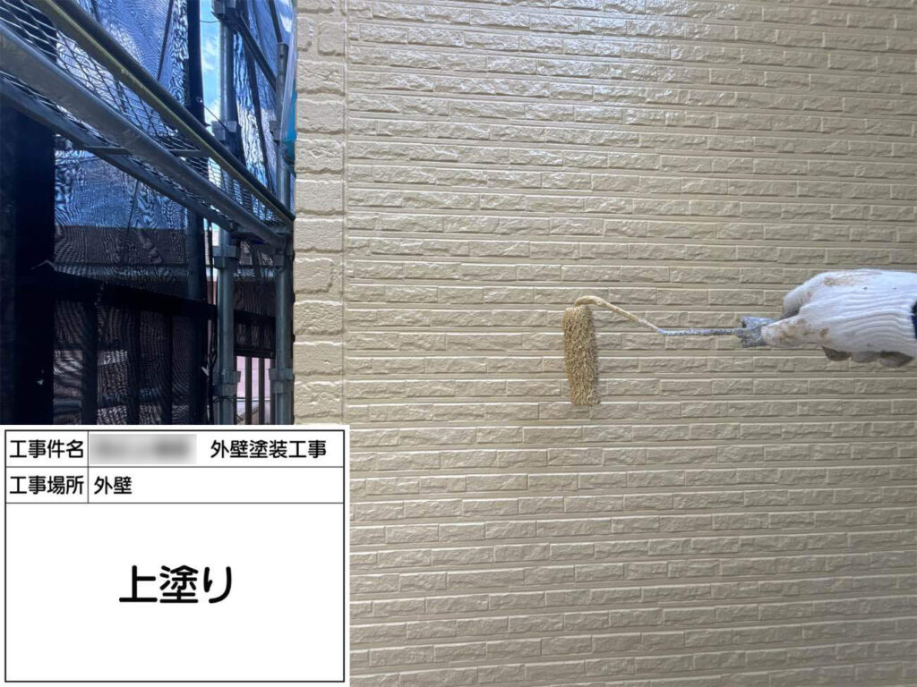 日本ペイント「オーデフレッシュSi100Ⅲ」を重ね塗りして丈夫な塗膜を作ります。この上塗り塗料は、メーカー独自の最先端の技術により高い耐久性を備えています。防藻・防かび機能も高く、美しさを長持ちさせます。