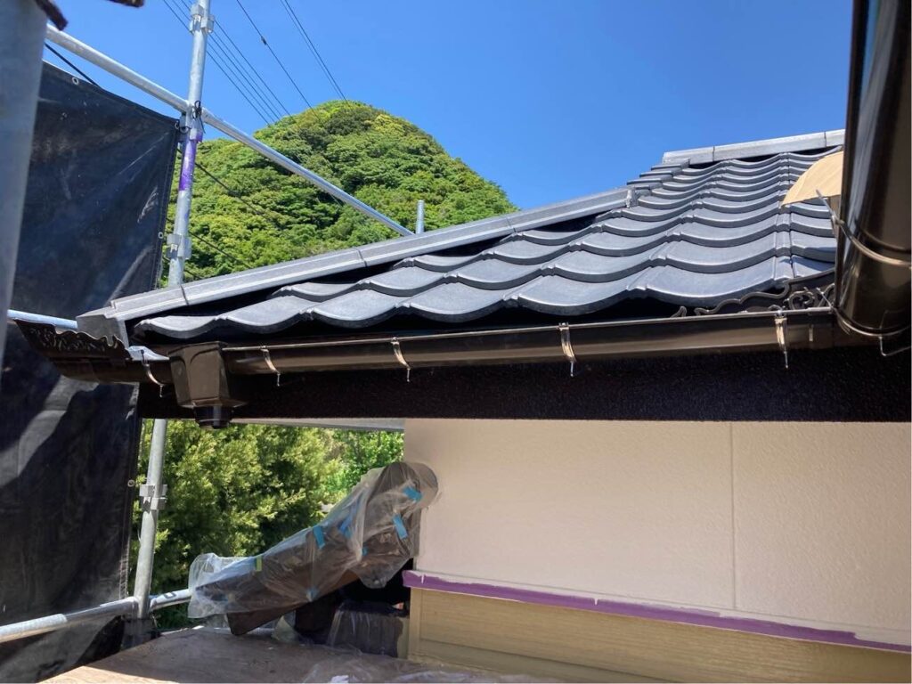 玄関上の雨樋のみ取替いたしました。出入りの際の見栄えの良さも考え、このような部分的な交換にも丁寧に対応いたします。