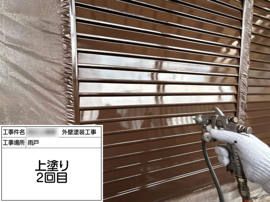 錆び止めを施した鉄部にも上塗りを重ね、艶やかに仕上げていきます。