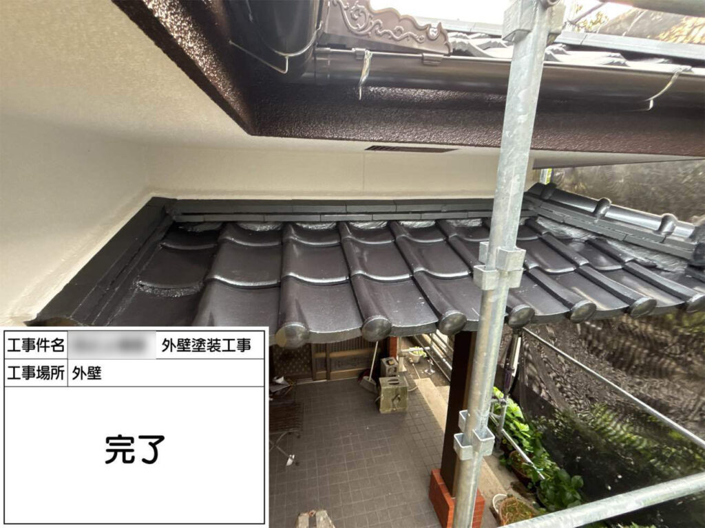 玄関上の瓦には、セメント瓦に適したエーエスペイント「Sun瓦シリーズ」を使用し、塗り重ねることで耐久性を高めました。
