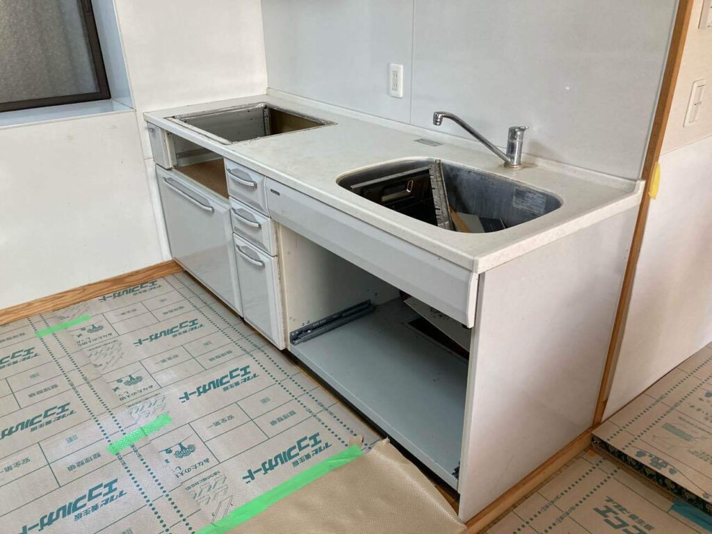 キッチン解体の準備を行います。周囲をしっかりと養生し、傷や汚れを付けないよう十分に配慮します。