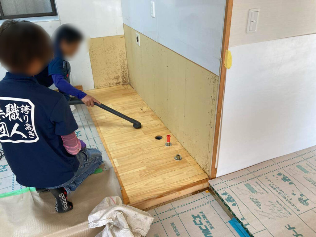 撤去したあとは、しっかりお掃除して油汚れなどを取り除きます。裏側など、設置後は見えなくなる部分も、心を込めて丁寧に行います。