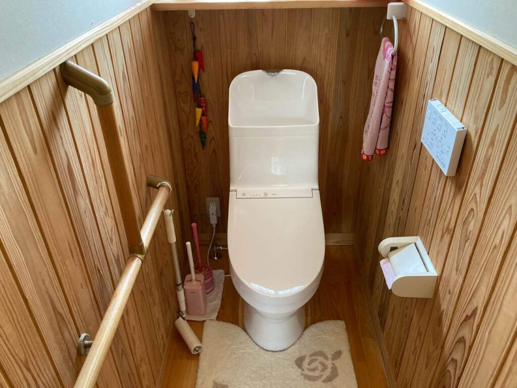 トイレは、TOTOのウォシュレット一体型便器「ZJ1」へ交換を行いました。お掃除がしやすい「フチなし形状」と、高い節水性能が特長の使いやすいトイレです。
