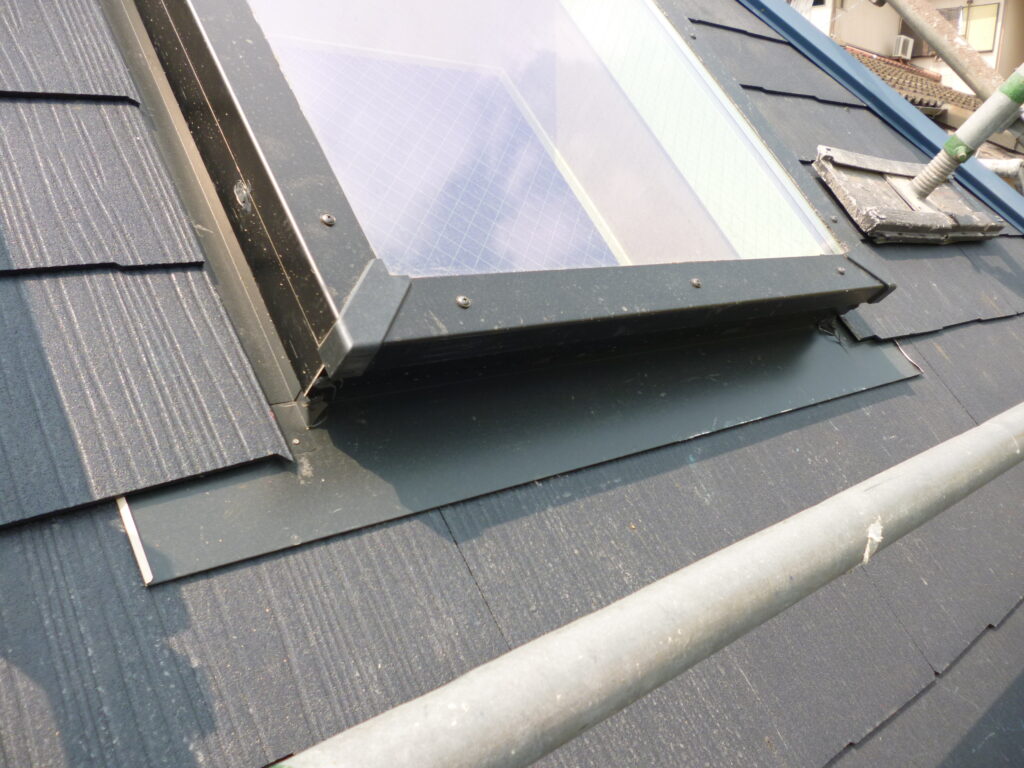 防水シートや板金を丁寧に施工することで、屋根の下地を雨水から守り、雨漏りを防ぎます。