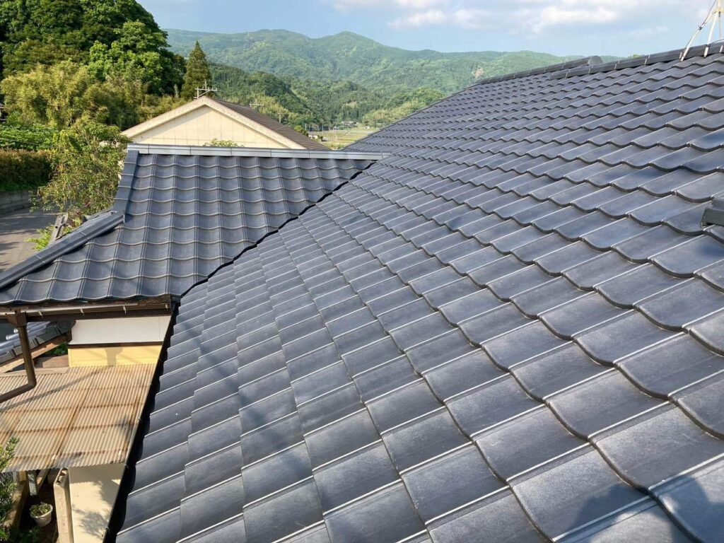 ケイミュー「ルーガ」に葺き替えた屋根。軽量化により建物への負担を軽減し、災害にも強い安心の仕上がりとなりました。