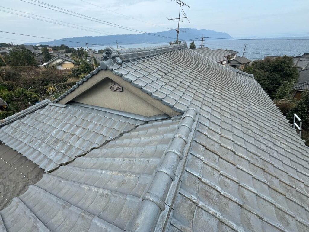 約50年間、K様邸を守り続けてきた屋根瓦。今回の締め直し工事により、最小限のコストで雨漏りの解消を目指します。 