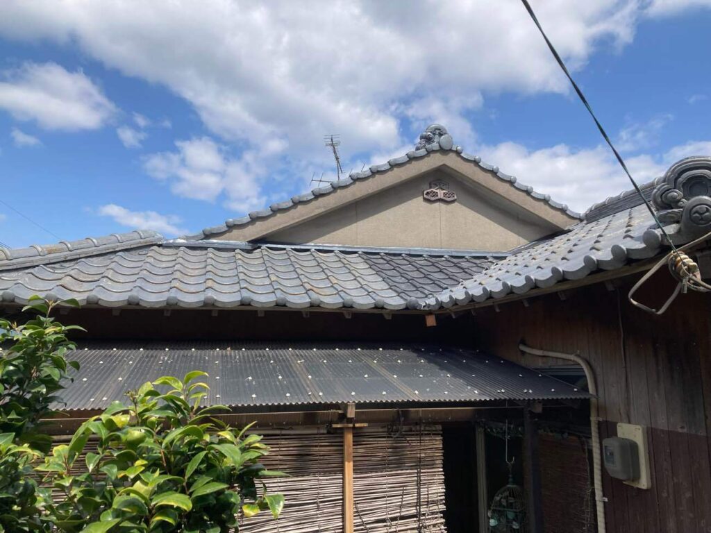 割れた瓦は谷周辺の１カ所にまとめ、見た目の印象にも配慮。細かな部分まで、見栄えの良さにもこだわりました。 