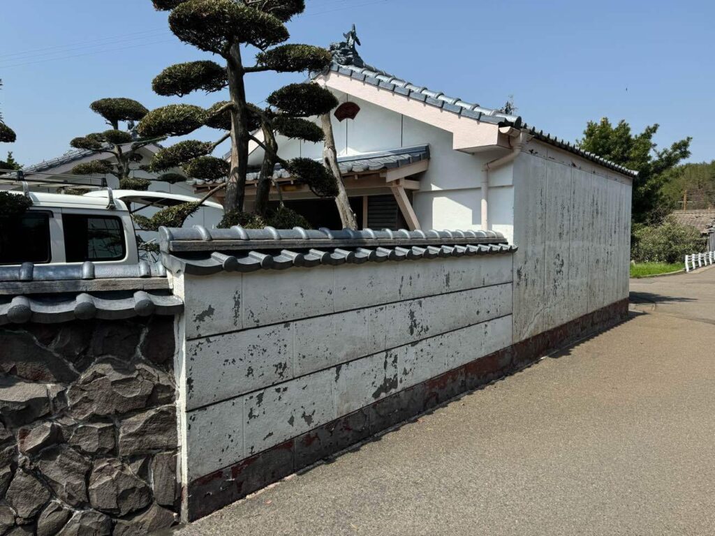 塗膜の劣化が見られた車庫や門塀の外壁。通りに面しているなど目立つ場所は、リフォームの際にあわせて整えておくことをおすすめいたします。