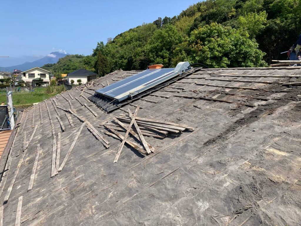 まずはしっかりと足場を組み、既存の瓦を解体していきます。溜まった火山灰をきれいに掃除しながら、防水シートの状態なども細かくチェックします。