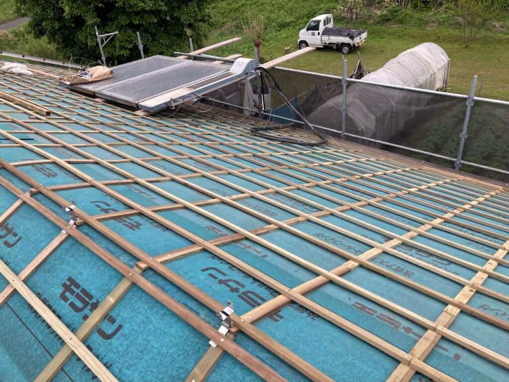 既存の太陽熱温水器はいったん取り外し、移動させながら施工を進めていきます。