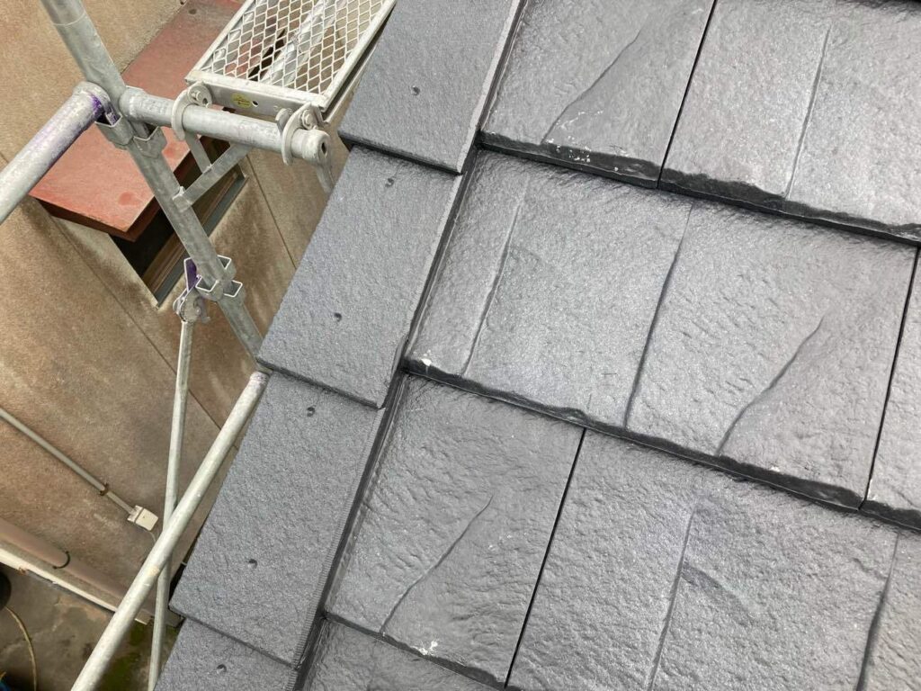 端の部分にはシーリング材も施工して、雨水の浸入を防ぎ、強風や地震によるズレや落下を防ぐ工夫をしています。