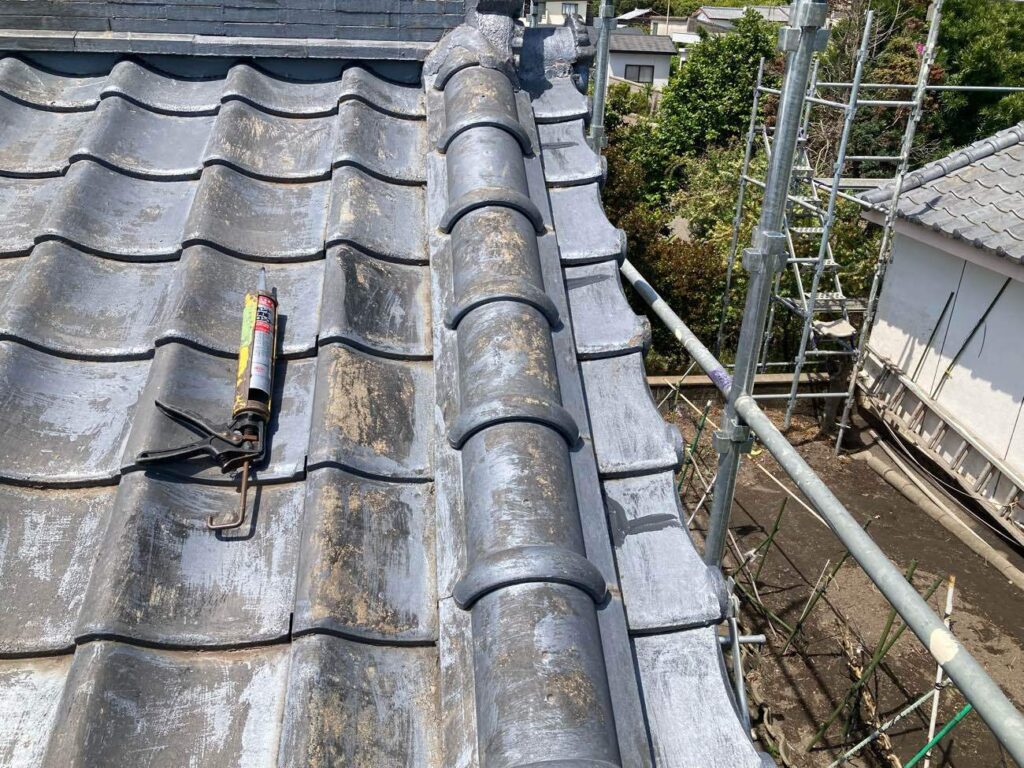 大きな割れは瓦交換を行い、小さなヒビはコーキングで補修するなど、状況に応じて臨機応変に対処しています。