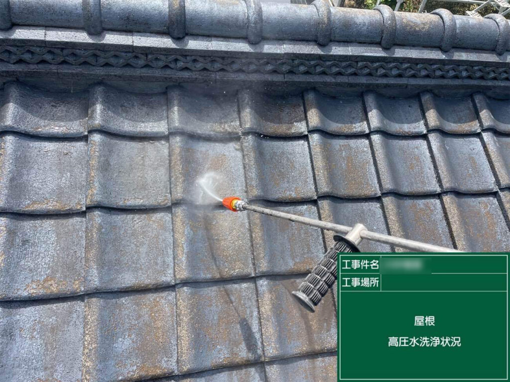 高圧洗浄を行い、カビや苔など汚れを取り除きます。下地をきれいな状態に整えることは、塗装の完成度を高めるためにとても大切な下準備といえます。