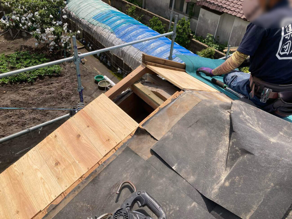 屋根の形状をシンプルに修正し、真っすぐなラインの屋根へと造り替えていきます。