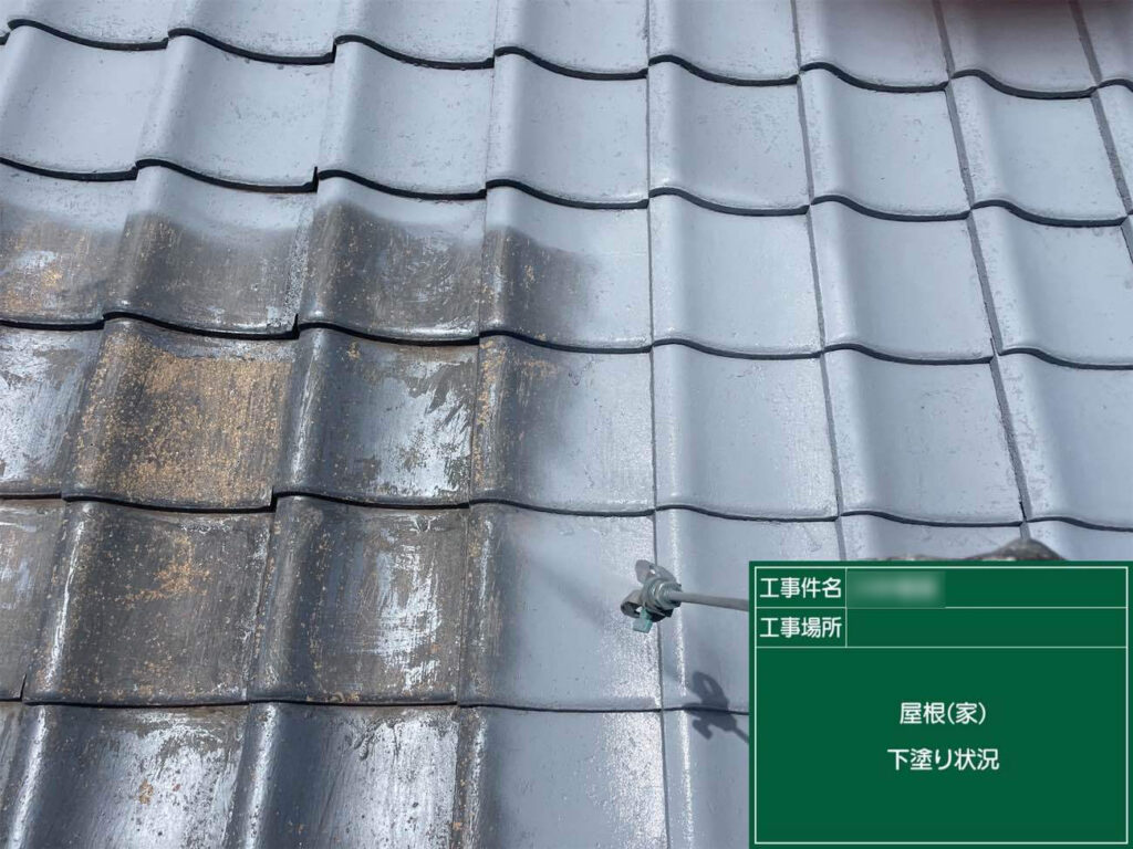 セメント瓦の下塗りに適した「Sun瓦エクセルガード」により下塗りを行います。上塗り塗料の密着性を高め、下地の凹凸をならして均一な仕上がりを実現します。