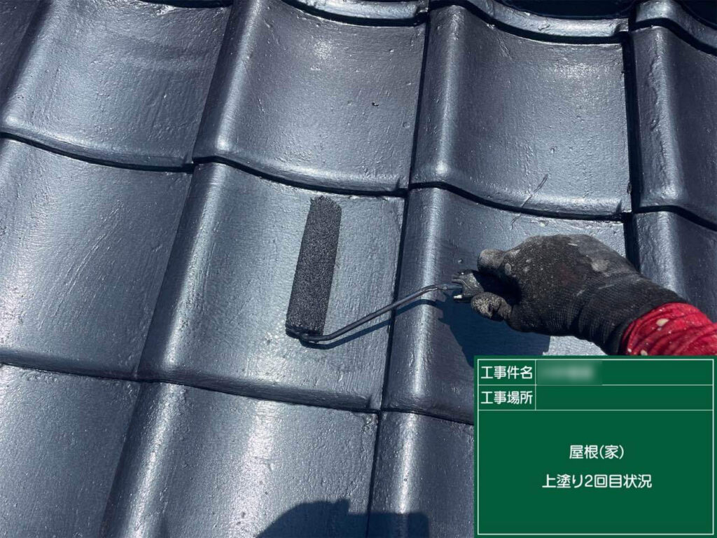 吹き付け塗装で生じた色ムラは、そのままにせず職人が手塗りで丁寧に調整を行いました。細やかな仕上げにこだわり、より美しい仕上がりを目指しています。
