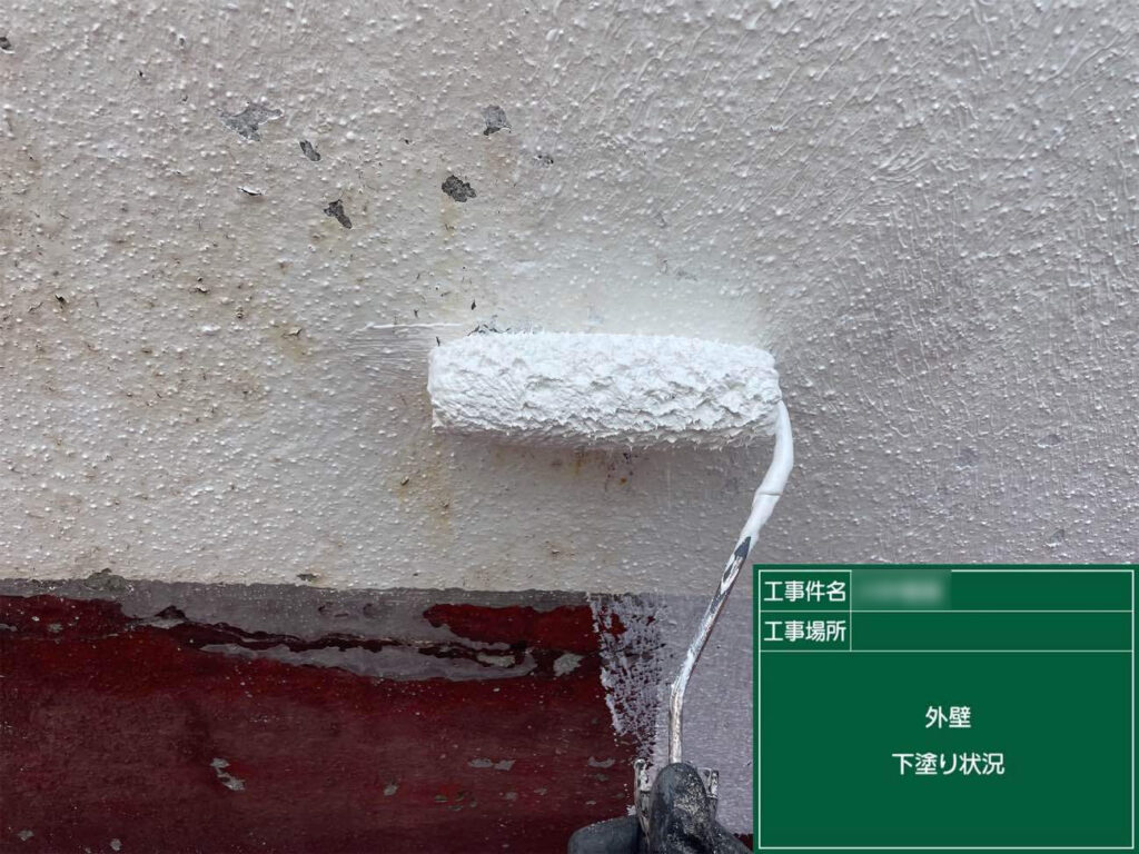 洗浄とケレンで下地を整えたあと、日本ペイント「パーフェクトフィラー」を使用して下塗りを行います。細かなひび割れに浸透し、コンクリートの強度低下を抑えてくれます。