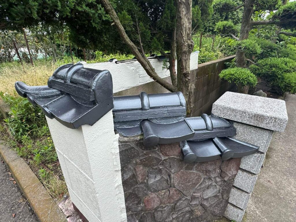 門塀の補修では、周囲の色合いや形状と違和感なく自然に調和するよう丁寧に仕上げました。特に技術を要したポイントであり、お住まい全体の美しさを損なわないよう細心の注意を払っています。