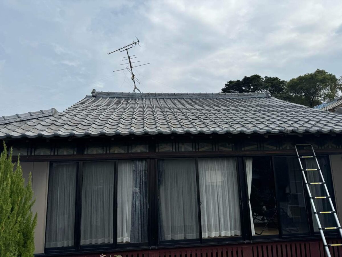 火山灰の影響を受けた築50年の屋根を再生 ― 最小限の工事で雨漏りを解消