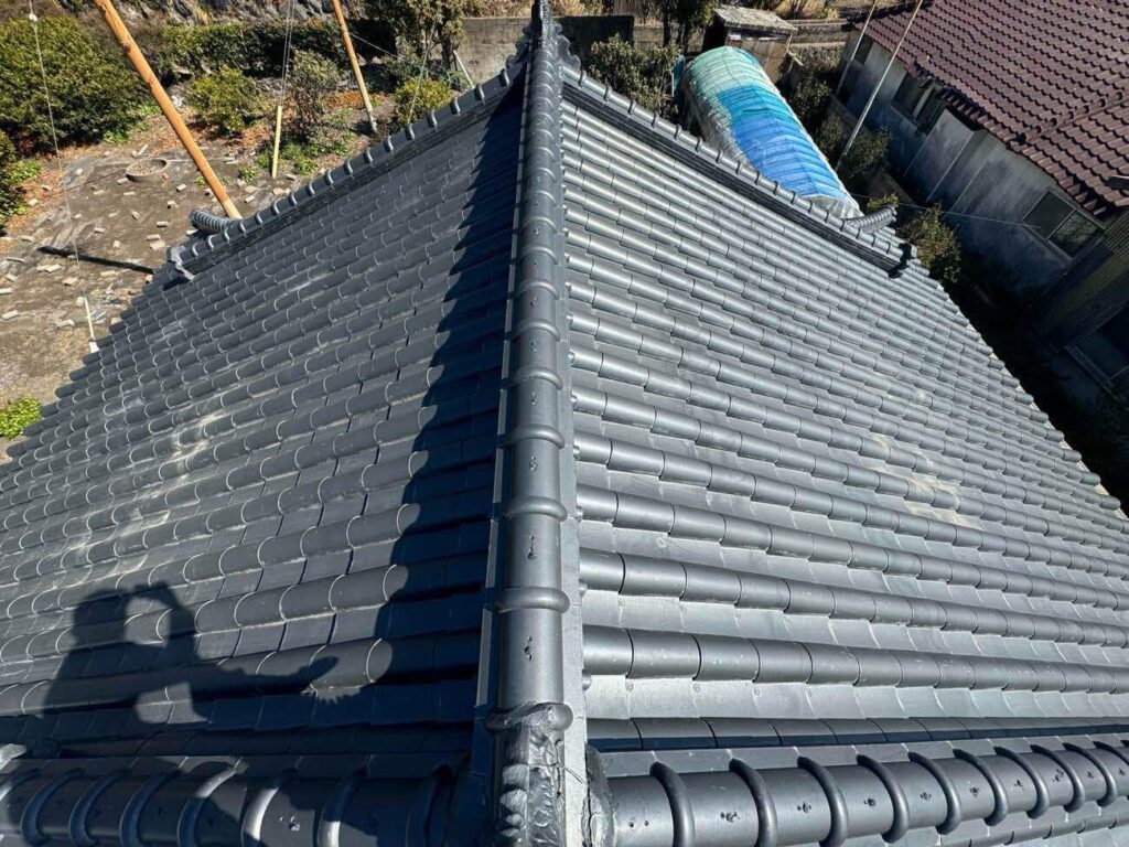今回の葺き替えでは、セメント瓦から軽量瓦への変更を予定。装飾瓦の見直しや、堆積した火山灰の除去も行うことで、屋根全体の大幅な軽量化が期待できます。