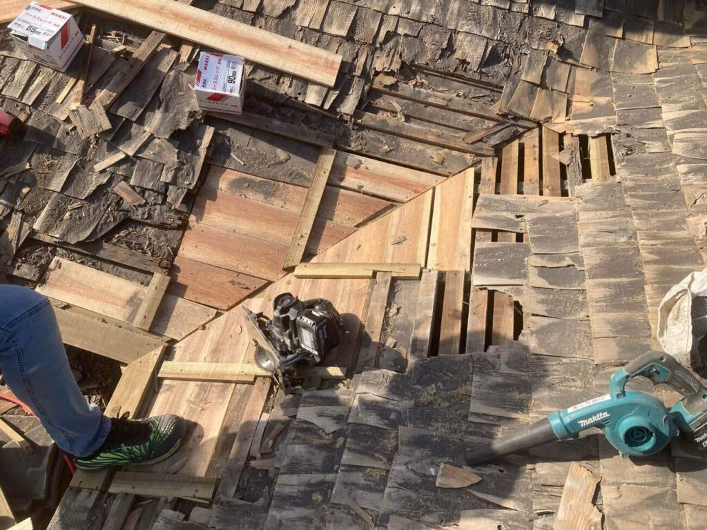 劣化により強度が落ちていた屋根下地には、新たな材料を加えてしっかりと補強。雨風に強い屋根づくりを、着実に形にしていきます。 