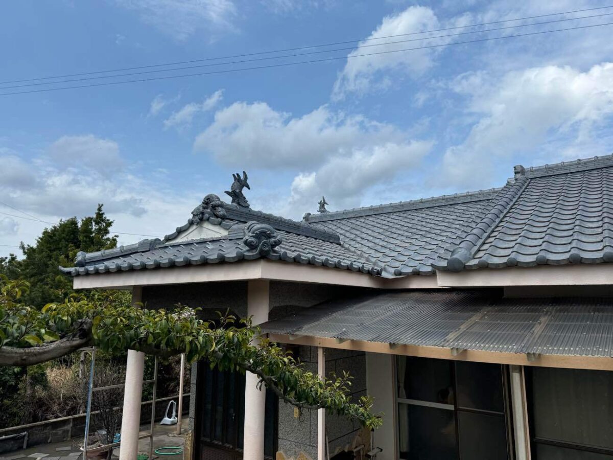 瓦の色で魅せる住まい。門塀までトータルで印象を整えました