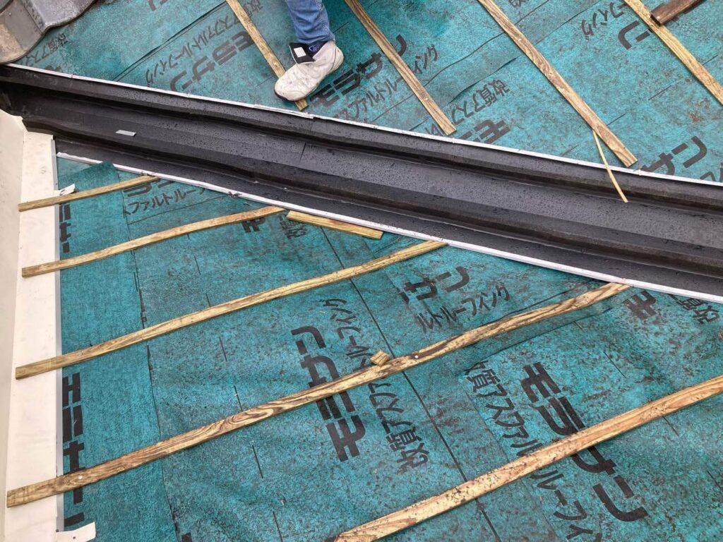 雨水の通り道となる谷部分は、特に雨漏りが起きやすい箇所。新しい板金を取り付けることで、雨漏りリスクの解消を図ります。 