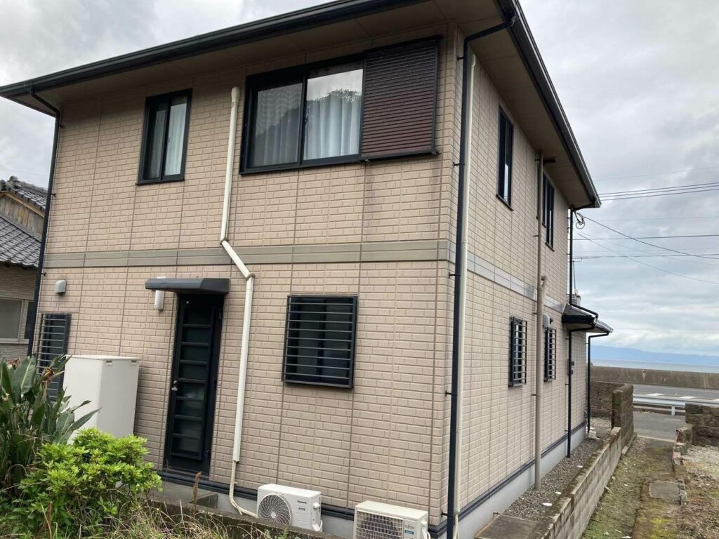 外壁には汚れや色あせが見られました。塗装により一新してまいります。
