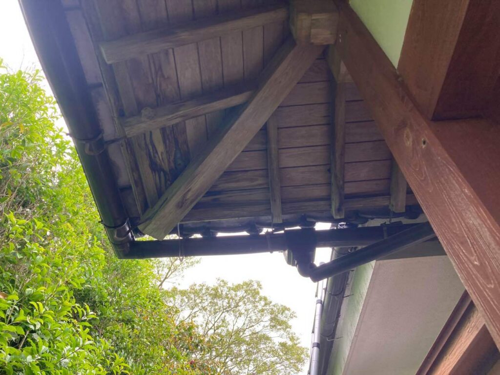 雨漏りにより、軒裏の腐食も進んでいました。