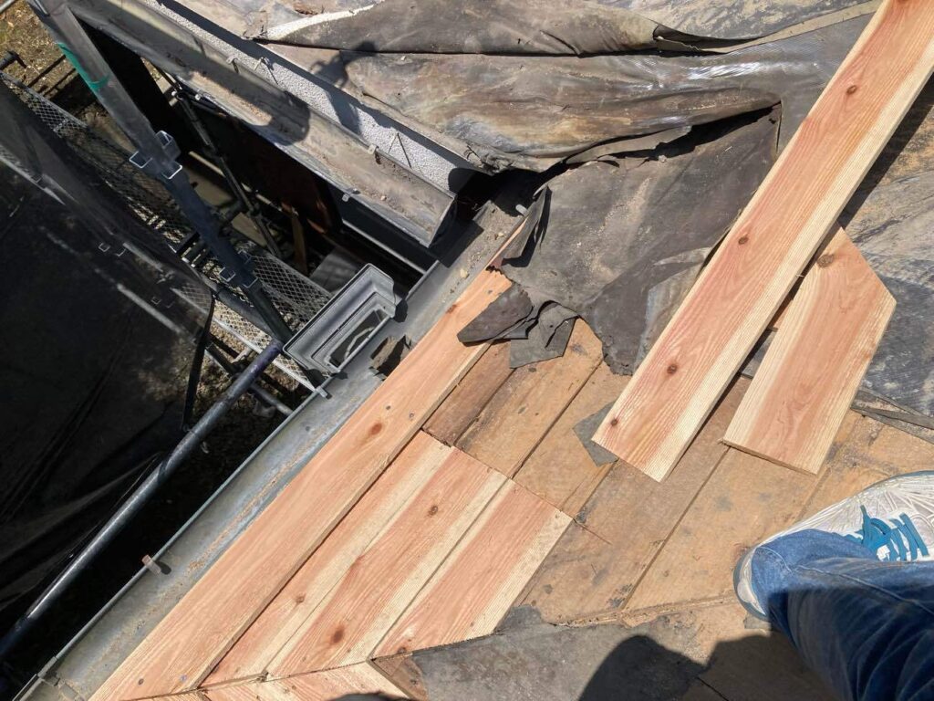 雨漏りは木材を腐らせ、建物の強度を低下させてしまいます。傷んだ屋根の下地は適切に交換・補修を行い、健全な屋根へと蘇らせていきます。