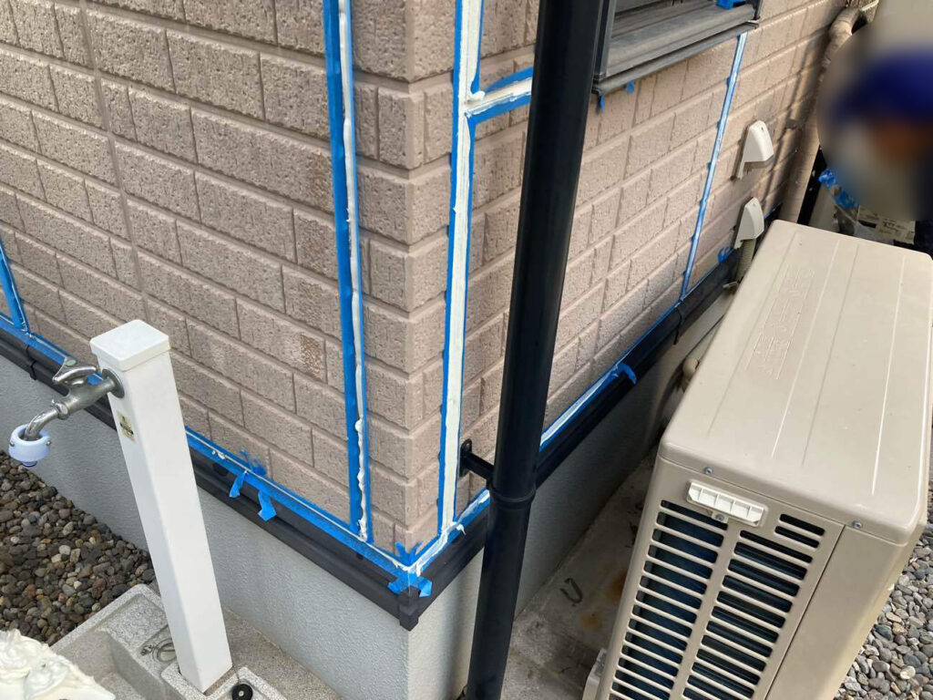 塗装する部分は、事前に高圧洗浄を行い汚れをきちんと落とします。また、サイディングのつなぎ目はシーリングを打ち替えて、十分な防水性を確保します。