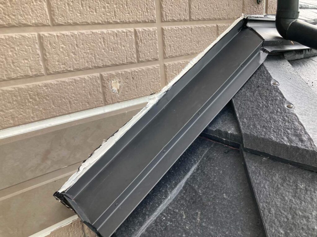 雨漏りしやすい壁際は、板金やシーリング剤を使用して排水性能を高めました。