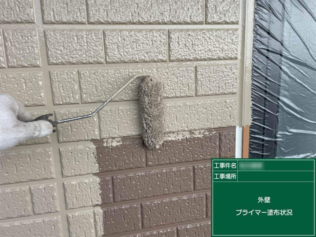 上塗り塗料「スーパームキコートトップ」を使用し、重ね塗りを施していきます。