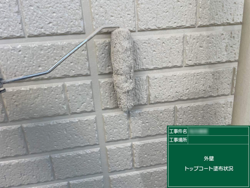 無機の優れた耐候性と、有機の強さを兼ね備えたハイブリッドタイプの「スーパームキコート」。M様は、この２０年以上の高い耐久性を決め手にお選びくださいました。
