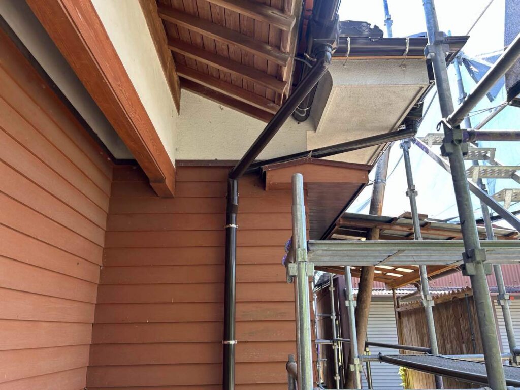 新しい屋根材に適した高さに雨樋を取り付けます。樋を支える金具も交換して、排水機能をしっかりと維持できるよう努めます。