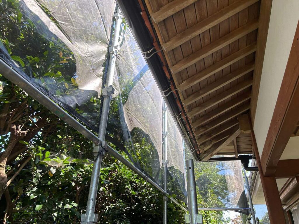 屋根材ごとに適した位置が微妙に異なる雨樋。丁寧に微調整し、スムーズに排水できるようにいたしました。