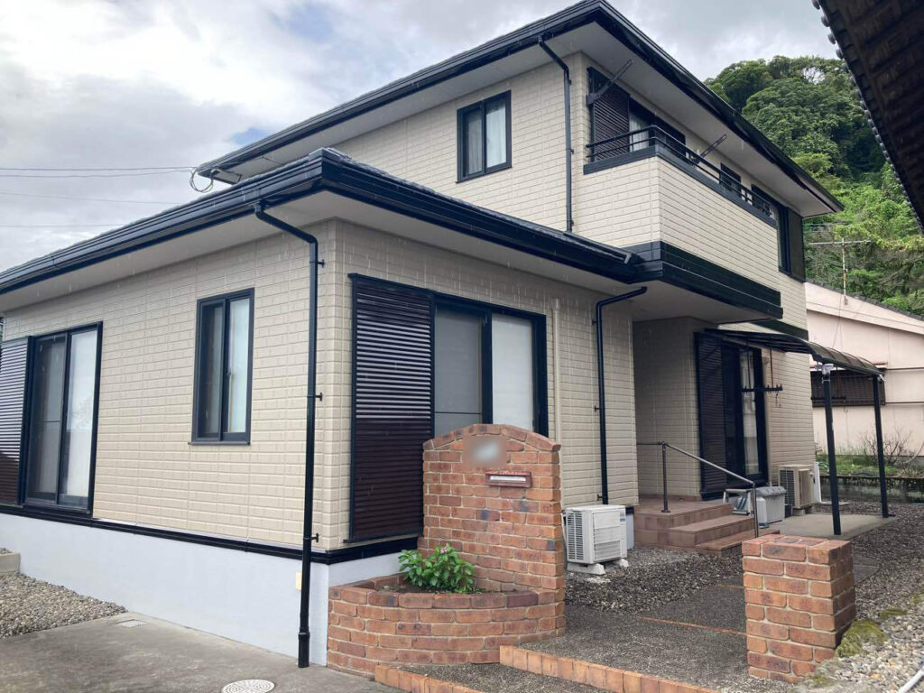門塀まわりも洗浄したことで全体が美しく、すっきりとした外観に仕上がりました。