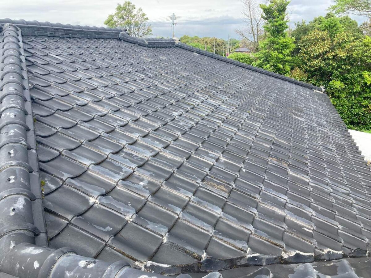 雨漏りのお悩みを解消し、陶器瓦「スーパートライ」で品格ある屋根へ