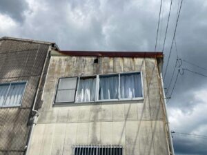 割れたスレート屋根の修理費用に関わるポイント