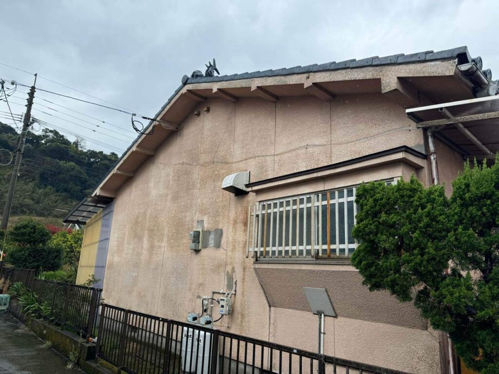 経年劣化や潮風による外壁の色あせにお悩みでした。ひび割れしやすいモルタル壁は、補修と塗装による定期メンテナンスが大切です。