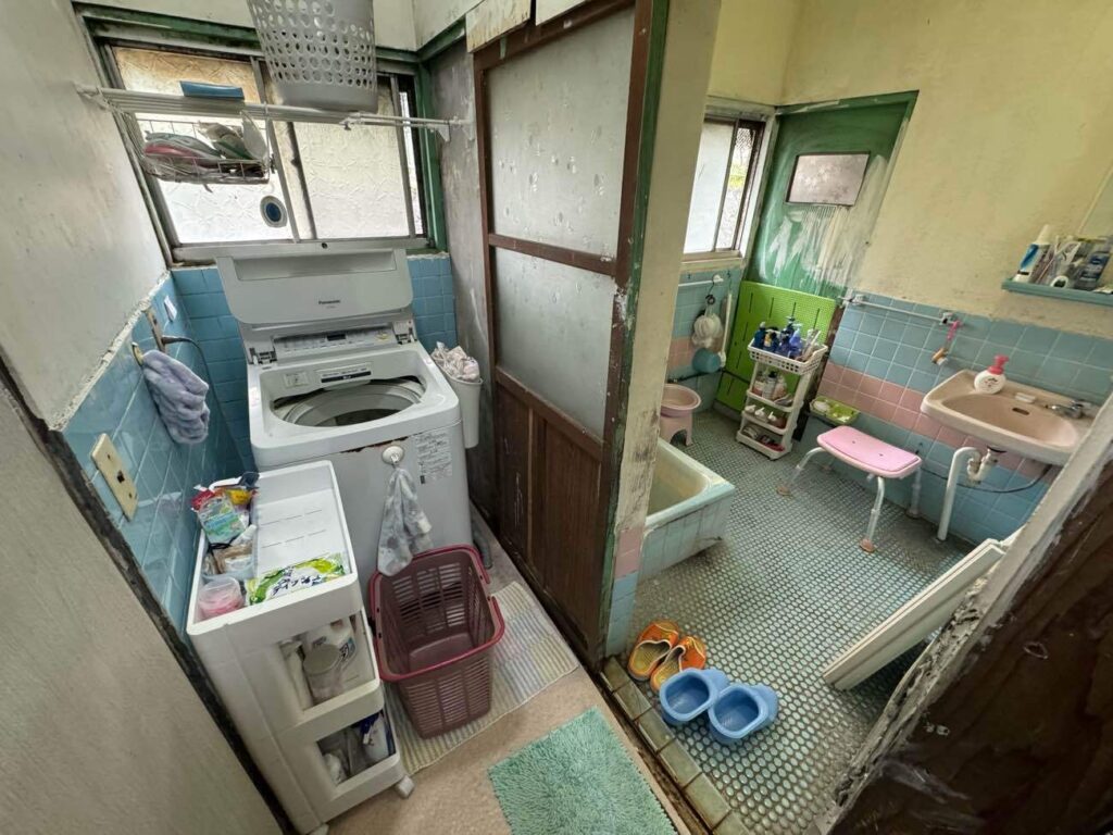 一番のお悩みは冬場の入浴時の寒さ。水まわりに大きな窓やドアが多い、昔ながらの間取りでした。
