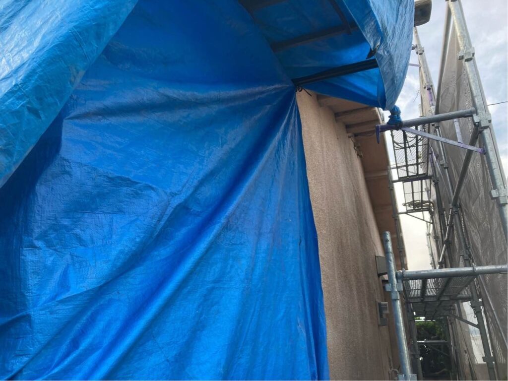 足場の設置にむけ、テラスまわりのポリカ製の波板はいったん外す必要がありました。工事中、内側に雨などが入らないようしっかりと養生をいたします。そのあと高圧洗浄を行い、外壁表面の汚れを丁寧に落としました。