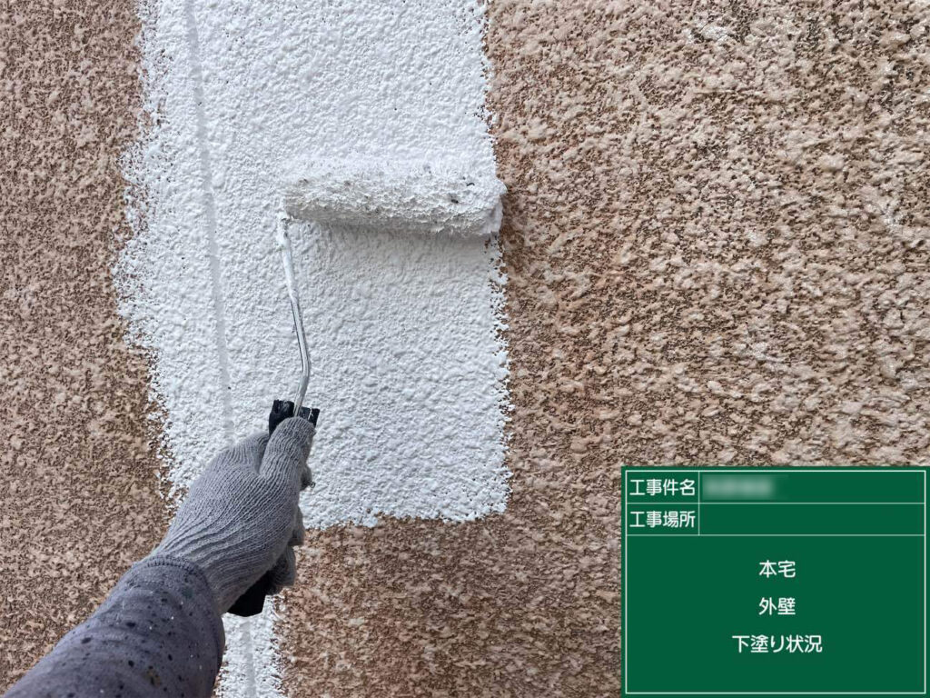 下塗りには、日本ペイント「パーフェクトフィラー」を使用。細かいひび割れに入り込み、上塗り塗料の耐久性をアップさせるのに役立ちます。