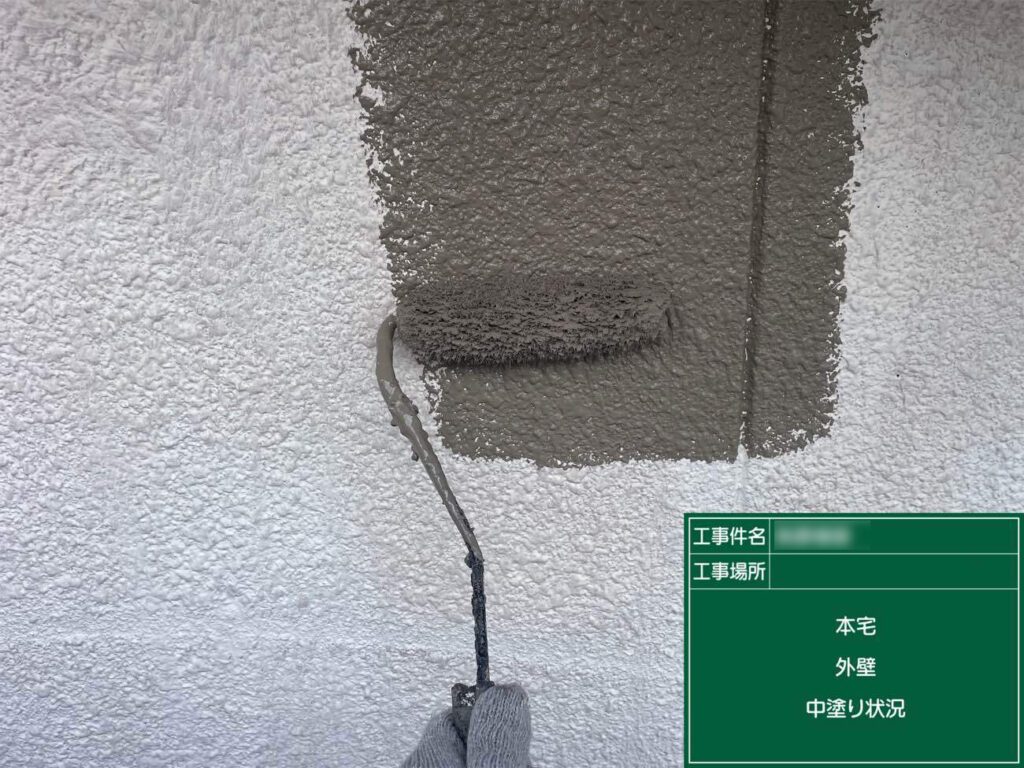 仕上げ塗りには、日本ペイント「オーデフレッシュSi」を使用。塗膜が長期間劣化しにくく、建物の美しさと魅力を長期間維持しやすい塗料です。